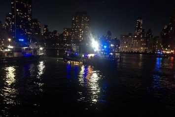 В Нью-Йорке разбился туристический вертолет