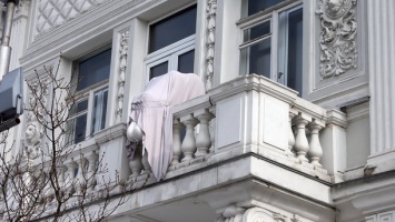 Глыба льда с крыши уничтожила ангела на балконе музея Шевченко