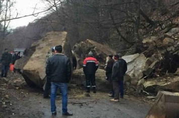 ЧП на Закарпатье: огромная скала обрушилась на проезжую часть. ФОТО