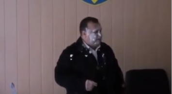 Скандал: Чиновника Запорожской области насильно накормили маргарином, которым травятся дети (ВИДЕО)