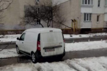 Пытался украсть девочку: киевляне заметили подозрительного мужчину возле школы