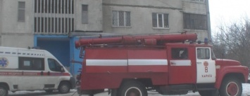 Пожар в харьковской многоэтажке: спасатели эвакуировали мать с младенцем (ФОТО)