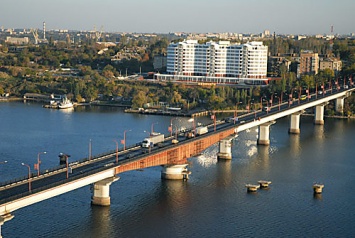 Неизвестный «заминировал» Варваровский мост - патрульные перекрывают движение