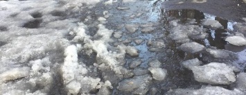 Погода в Славянске: талый снег и лужи по всему городу
