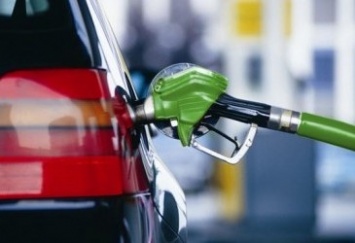 На украинских заправках дешевеет бензин