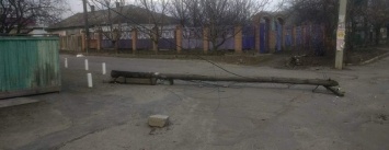 В райцентре Херсонщины упал столб (фото)