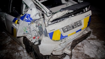 Под Днепром грузовик Iveco столкнулся с полицейским Prius