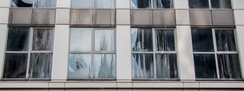 В Днепре в здании на Воскресенской вода льется через окна