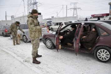 КПВВ Донбасса: пограничники обнаружили чужой паспорт и незаконные товары из ОРДЛО