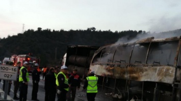 Смертельное ДТП в Турции: автобус врезался в фуру и сгорел