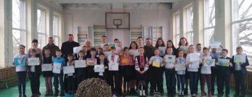 Школьники райцентра Херсонщины помогают украинским военным