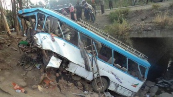 В Эфиопии студенческий автобус рухнул с моста: 38 погибших