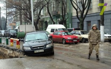 В Одессе автомобиль практически угодил в траншею (ФОТО)