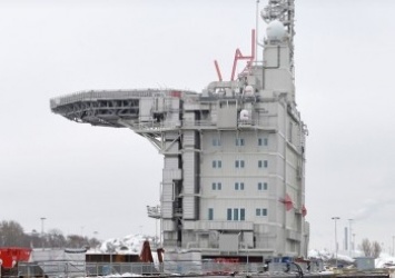 В порту Гетеборга погрузили гигантский жилой модуль для морской добывающей платформы (фото)