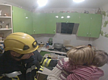 Николаевские спасатели помогли трехлетнему мальчику, который застрял ногой в батарее
