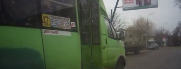 Херсонские маршрутчики продолжают подвергать опасности пассажиров (видео)