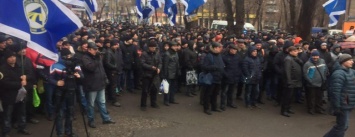 В Кривом Роге сотни работников промышленного гиганта вышли на митинг (ФОТО)