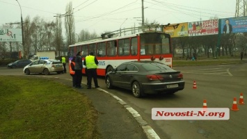 На кольце возле николаевского автовокзала столкнулись троллейбус и «Фольксваген»