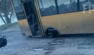 В Запорожье автобус снова "потерял" колесо (ФОТО)