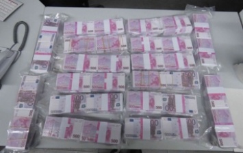В Германии мужчина нашел на помойке восемь миллионов фальшивых евро
