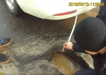 Запорожские полицейские меряют ямы на дорогах и составляют протоколы (Видео)