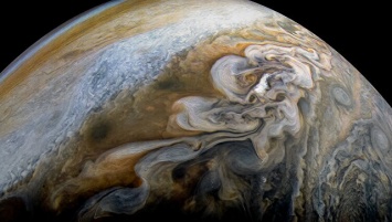 Зонд НАСА нашел странные аномалии в жизни Большого красного пятна Юпитера