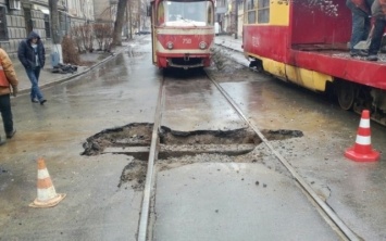 Фотофакт: женщина-водитель разбила машину в огромной яме в Запорожье