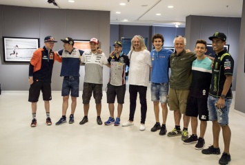 Мотогонщики посетили выставку фотографий Мирко Лаццари и Джиджи Золдано о мире MotoGP