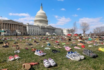 Перед Капитолием выставили семь тысяч пар обуви в память о застреленных детях