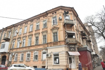 В подвале старого дома на Молдаванке неизвестные снесли все опоры: здание находится на грани обрушения