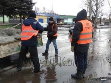В Покровске вместе со снегом сошел асфальт (ФОТО)