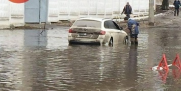 Оттепель в Украине стала причиной массового затопления автомобилей