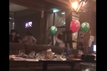Посетители и официанты устроили поединок на стульях в баре (видео)