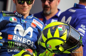 Валентино Росси показал шлем, посвященный новому сотрудничеству с Yamaha MotoGP