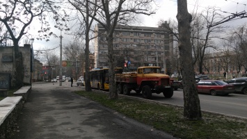 Тягачи "Херсонэлектротранса" не остаются без работы - сегодня в центре города опять сломался троллейбус (фотофакт)