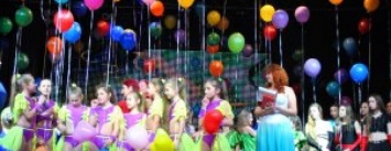 300 зрителей, воздушные шары и поздравления: в Черноморске студия «Amina» подготовила большой праздничный концерт