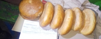 В Мариуполе поставщики ночью оставили хлеб для детей на скамейке возле детсада (ФОТО)