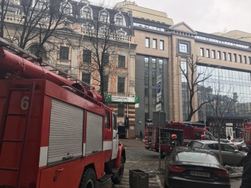В центре Киева почти час тушили пожар в элитном доме на Владимирской