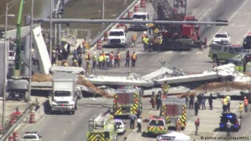 При обрушении пешеходного моста в Майами погибли люди