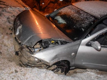 В Киеве Dacia слетела с дороги в котлован и раздавила Nissan, упавший туда накануне ФОТО+ВИДЕО