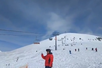 На грузинском лыжном курорте произошло шокирующее ЧП: людей на большой скорости выбрасывало с канатной дороги