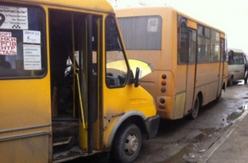 ДТП в центре Запорожья: водитель автобус замечтался и протаранил маршрутку