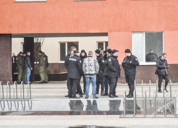 Перед выступлением Труханова усилили меры безопасности и «накололи» с экраном на улице (фото)