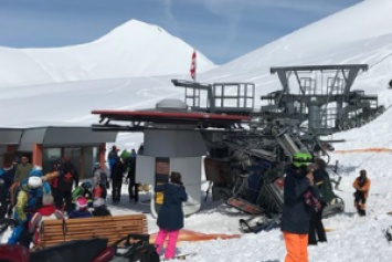 Жуткие кадры аварии на канатной дороге горнолыжного курорта в Грузии: ранены более 10 человек