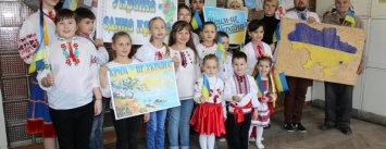 В Бердянске провели флешмоб в поддержку целостности Украины