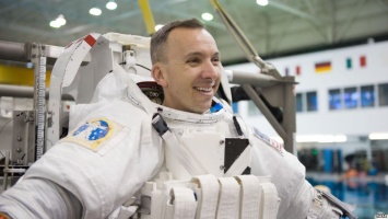 Астронавт NASA, который усыновил мальчика из Днепра, прибыл в Украину с "космическим сюрпризом"