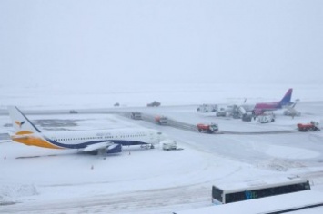 Несмотря на снегопад, Борисполь и Жуляны продолжают работать. МАУ отменила ряд рейсов