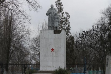 Безумный подпольщик тайком малюет звезды на памятниках в Павлограде