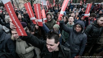 В России полиция задерживает сторонников Навального