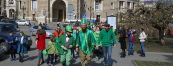 В центре города одесские «ирландцы» с танцами и музыкой празднуют День Святого Патрика